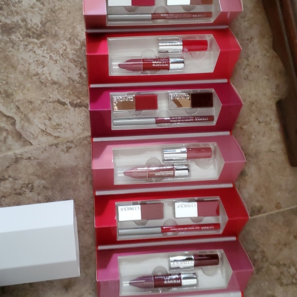There is a total of 15 items  Lip gloss LipLipstic